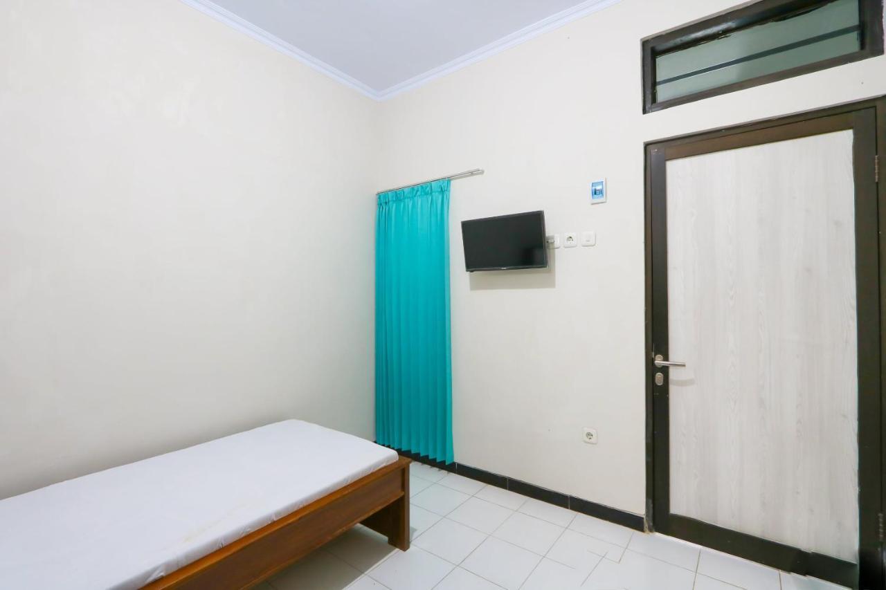 Готель Oyo 3187 Kost Putri Bu Chris Джембер Екстер'єр фото