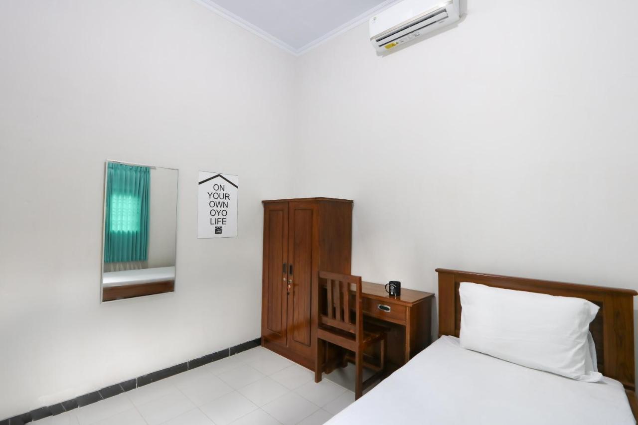 Готель Oyo 3187 Kost Putri Bu Chris Джембер Екстер'єр фото