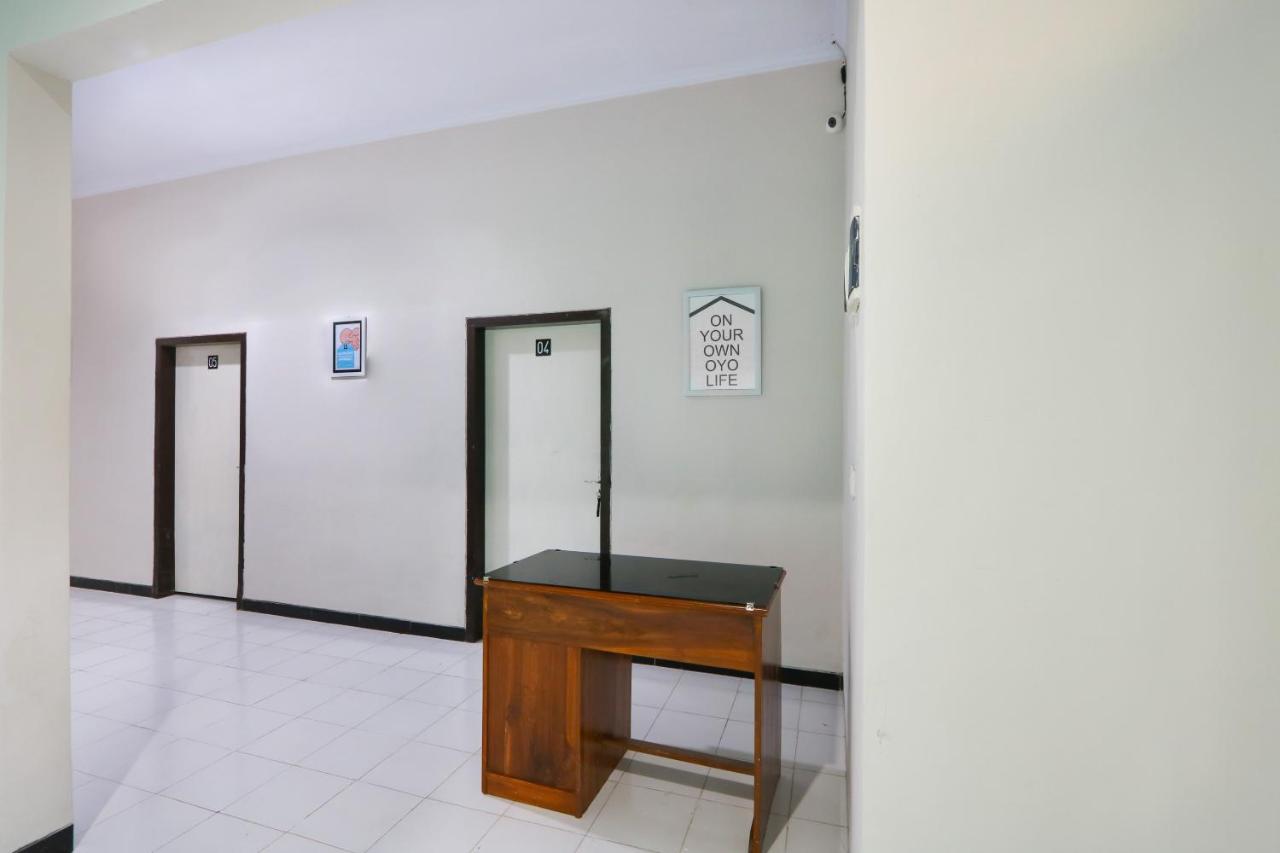 Готель Oyo 3187 Kost Putri Bu Chris Джембер Екстер'єр фото